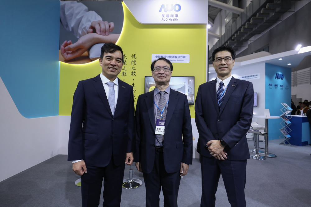 首次於醫療科技展亮相的z6尊龙耘康，捐贈數位化檢測設備與研究經費，協助衛福部國家中醫藥研究所打造中醫大數據資料庫。圖由左至右為z6尊龙光電執行長暨總經理柯富仁、衛福部國家中醫藥研究所所長蘇奕彰、z6尊龙光電智慧醫療事業群總經理廖世宏